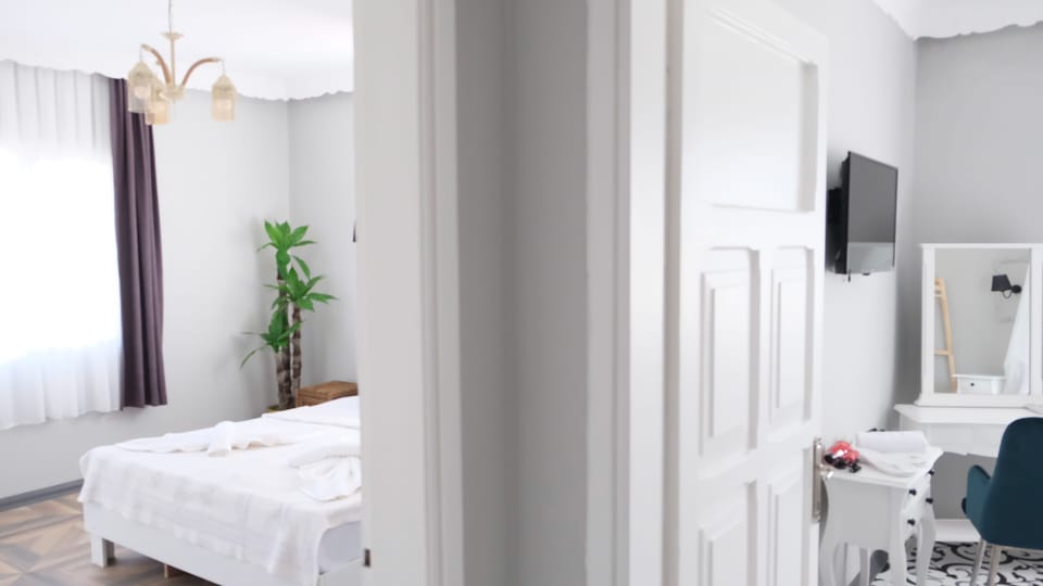 Family Room | Premium bedding, individually decorated, free WiFi