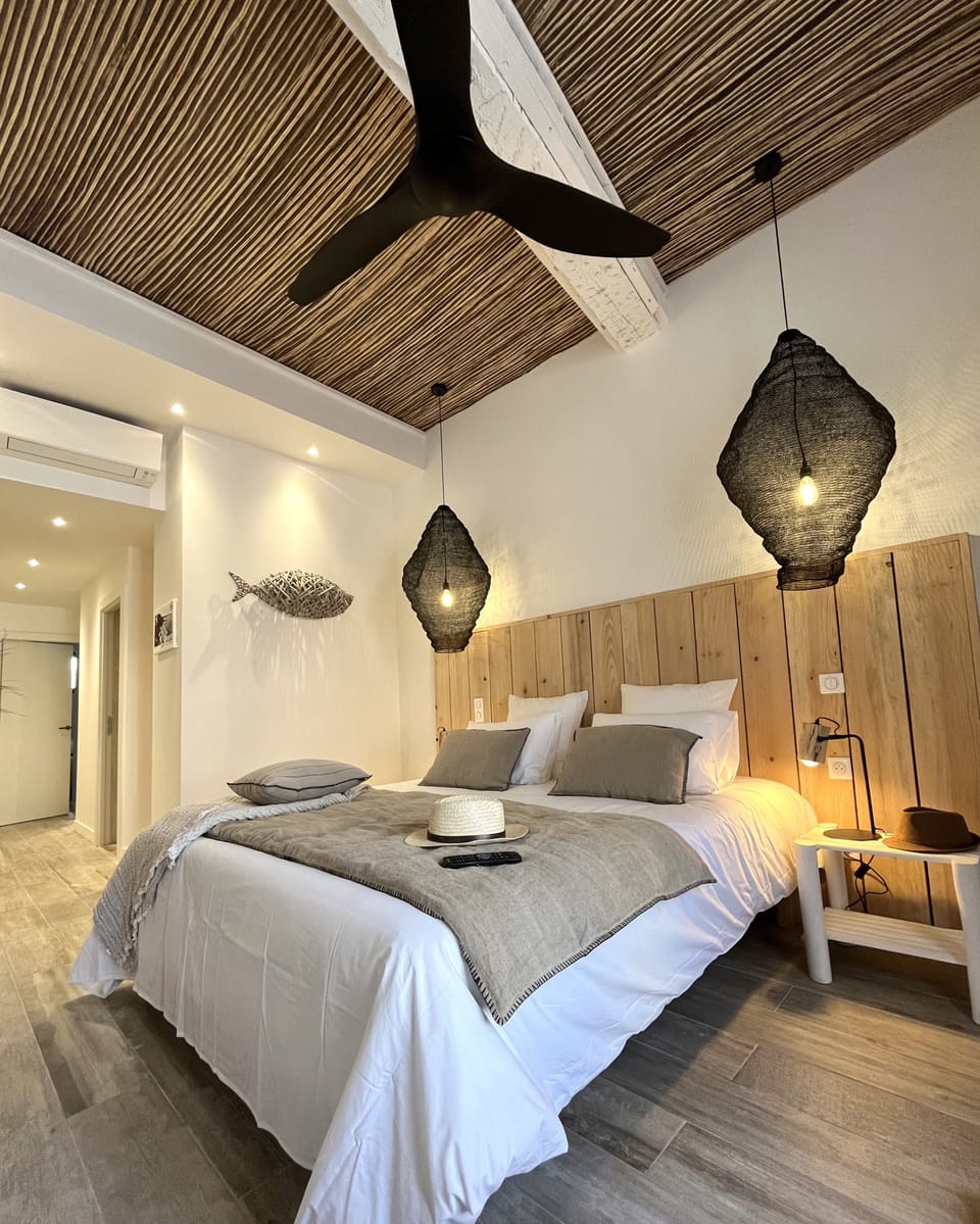 Chambre Valmy | Blackout drapes, free WiFi, bed sheets
