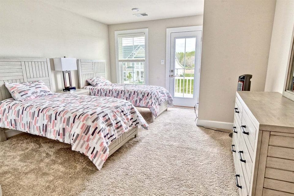 Bedroom 3 - 2 Twin Beds with Walkout Balcony - Top Floor