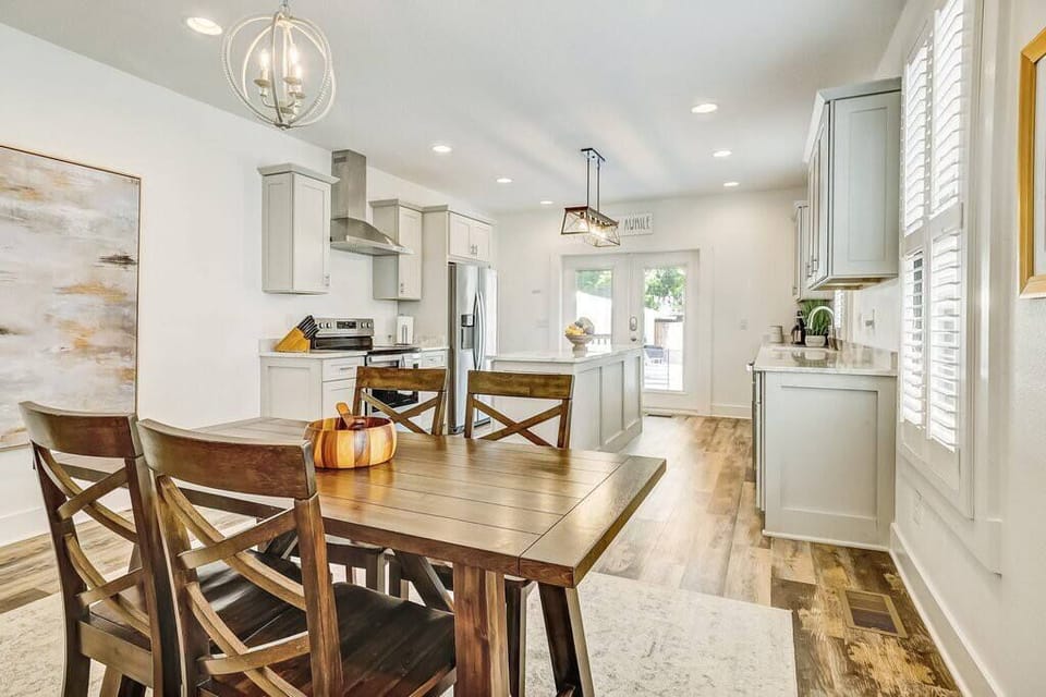 Modern dining room to enjoy a meal in family!