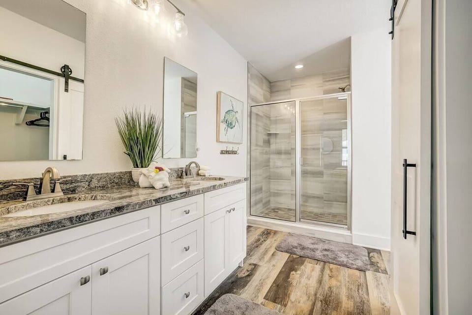 Massive ensuite bathroom w/ shower
