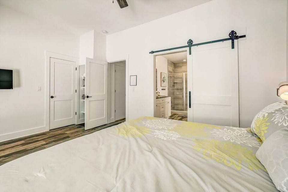 Master Bedroom 1 - King bed (Sleep 2)