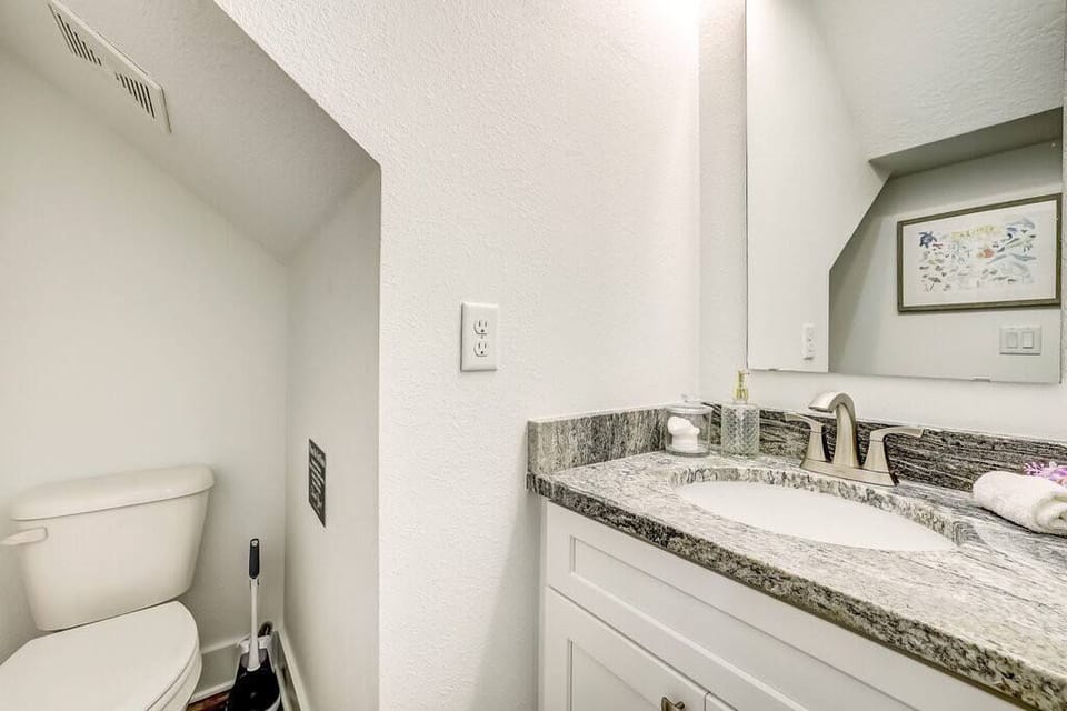 Guest Bathroom 1: Half bathroom