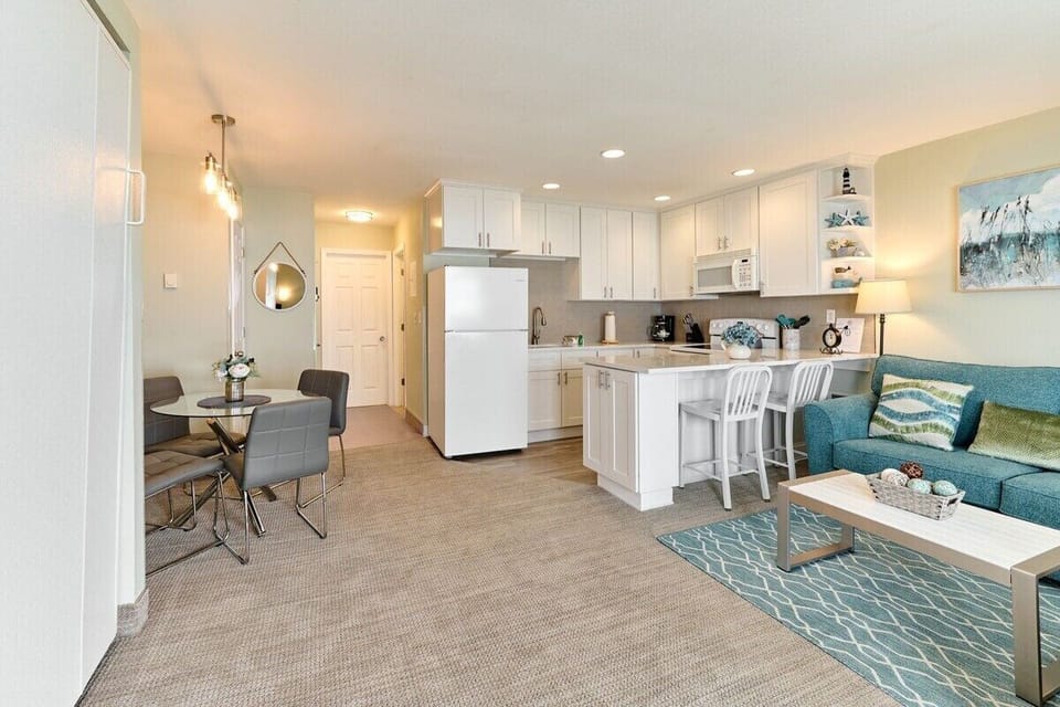 The kitchen is just steps away