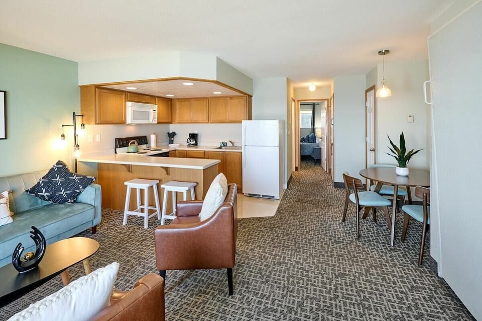 The kitchen is just steps away