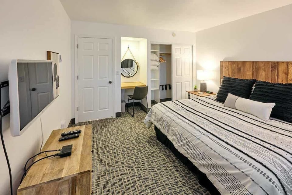 Other side of the bedroom