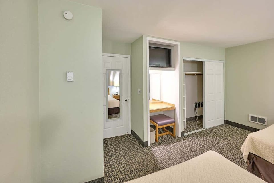 Other side of the bedroom