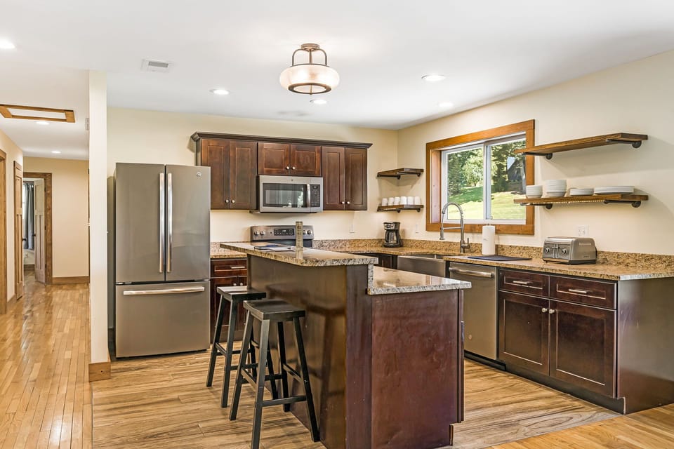 Fully Equipped Kitchen w/ Breakfast Bar Seating