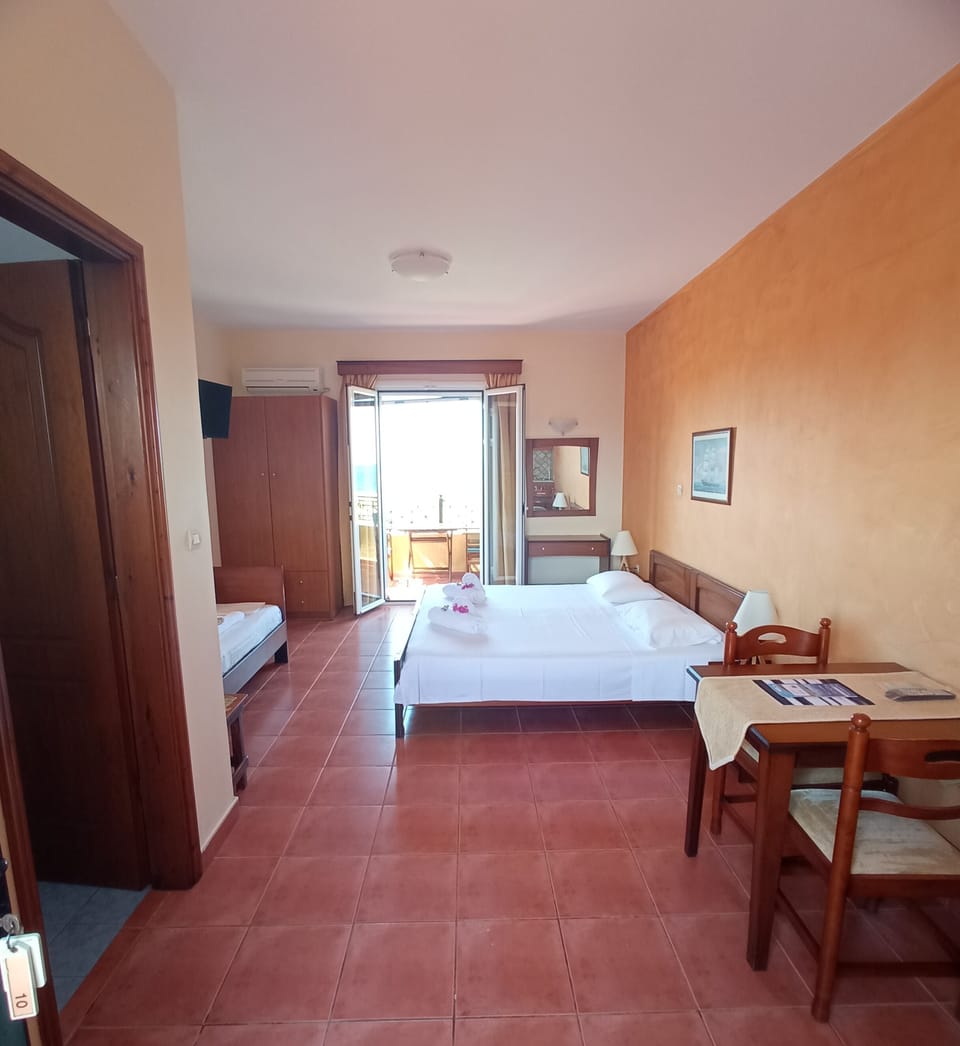 In-room safe, soundproofing, iron/ironing board, free WiFi
