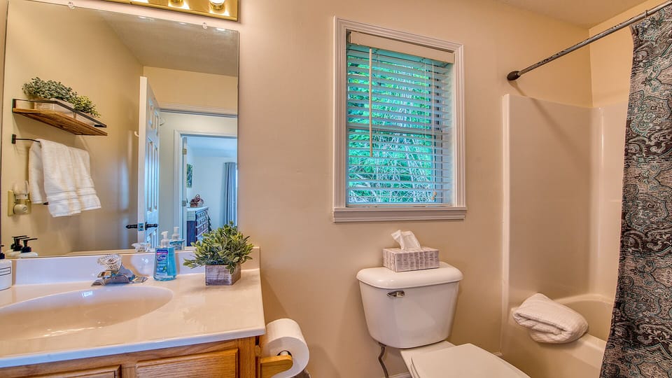 Main Level Full Bath w/Shower & Tub