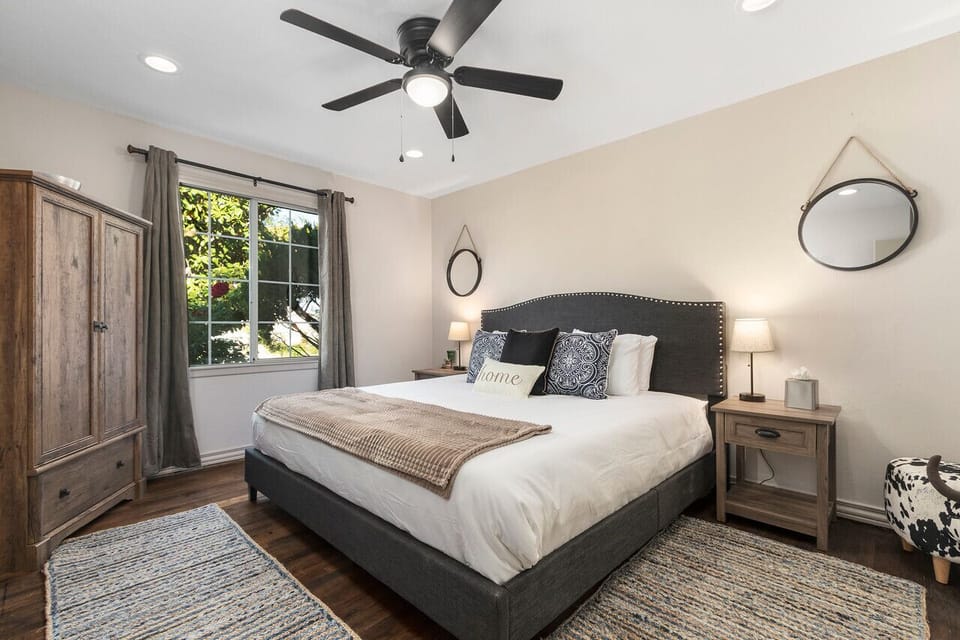 Front Bedroom (King)