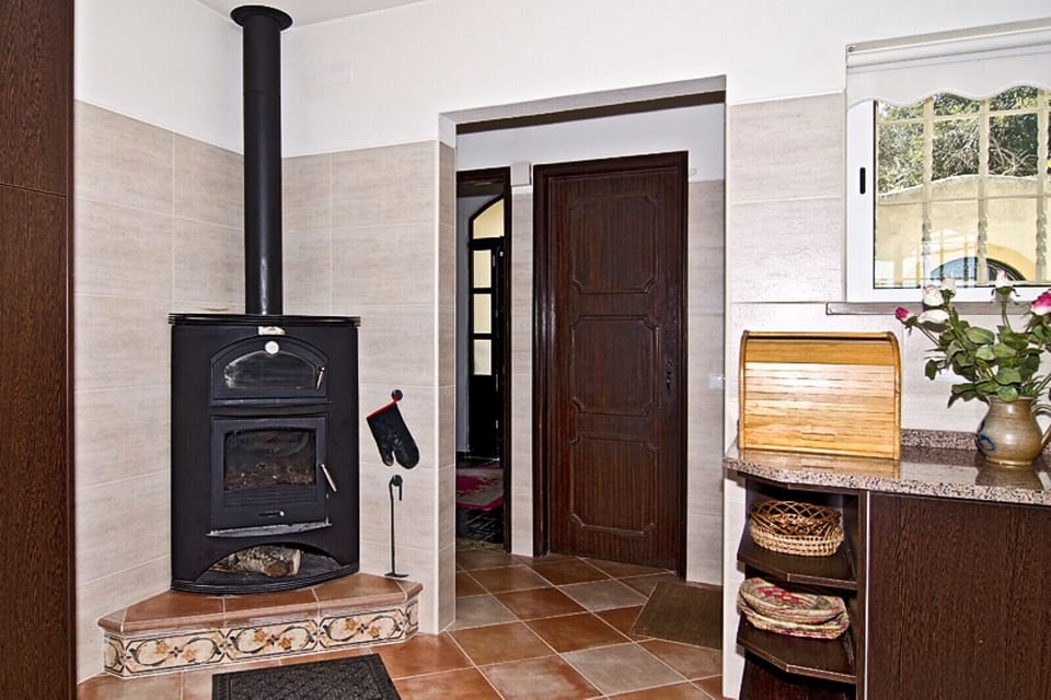 There is a small wood-burning stove in the kitchen of Villa Lorena. In addition to heating the kitchen, it is also suitable for keeping food warm.