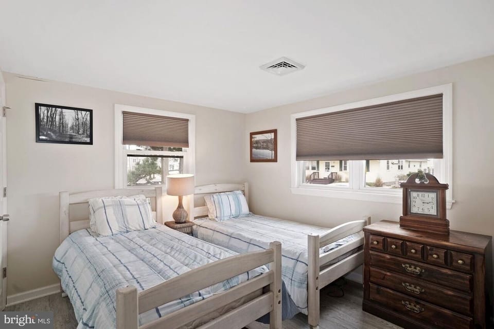 Downstairs bedroom with 2 twin beds