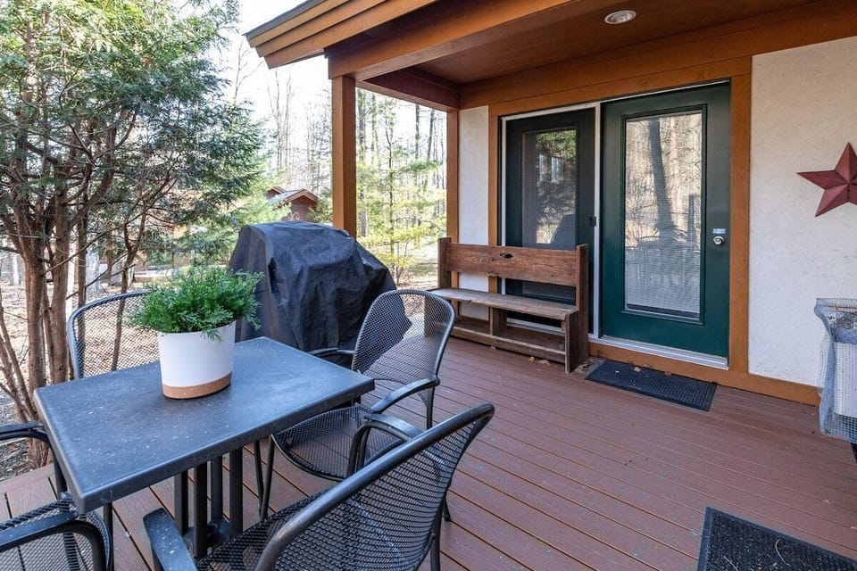 Back deck with gas grill