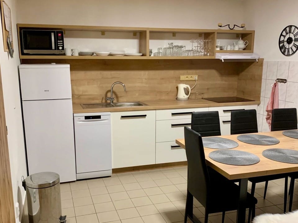 Cabinetry, Kitchen Sink, Countertop, Property, Furniture, Building, Sink, Kitchen Appliance, Kitchen, Kitchen Stove