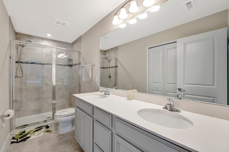 Room, Share House, Private Bath, 1 Queen Bed, Non-smoking | Bathroom | Free toiletries, bidet, towels, soap