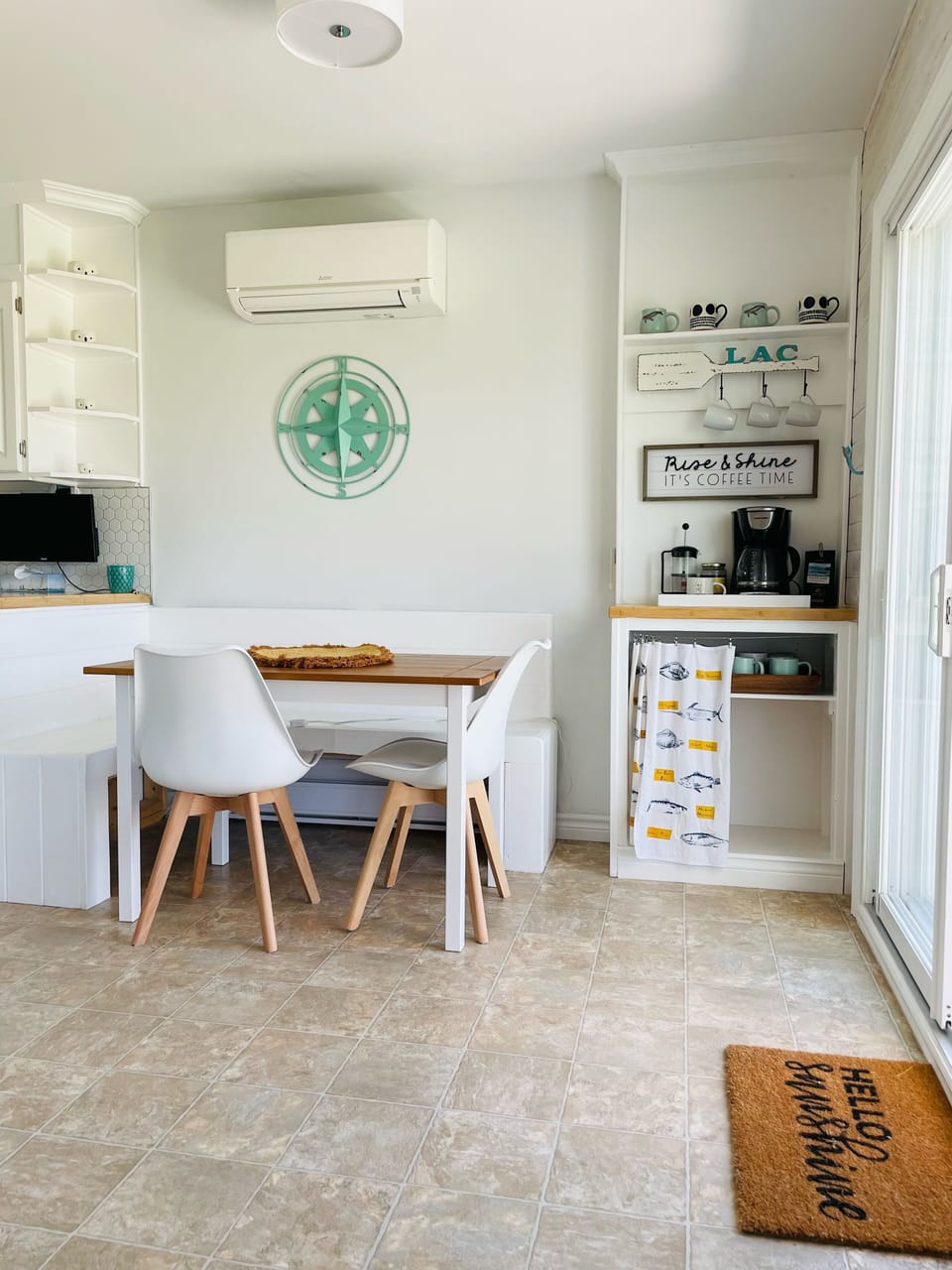 Built In bench w/ farm table and coffee nook