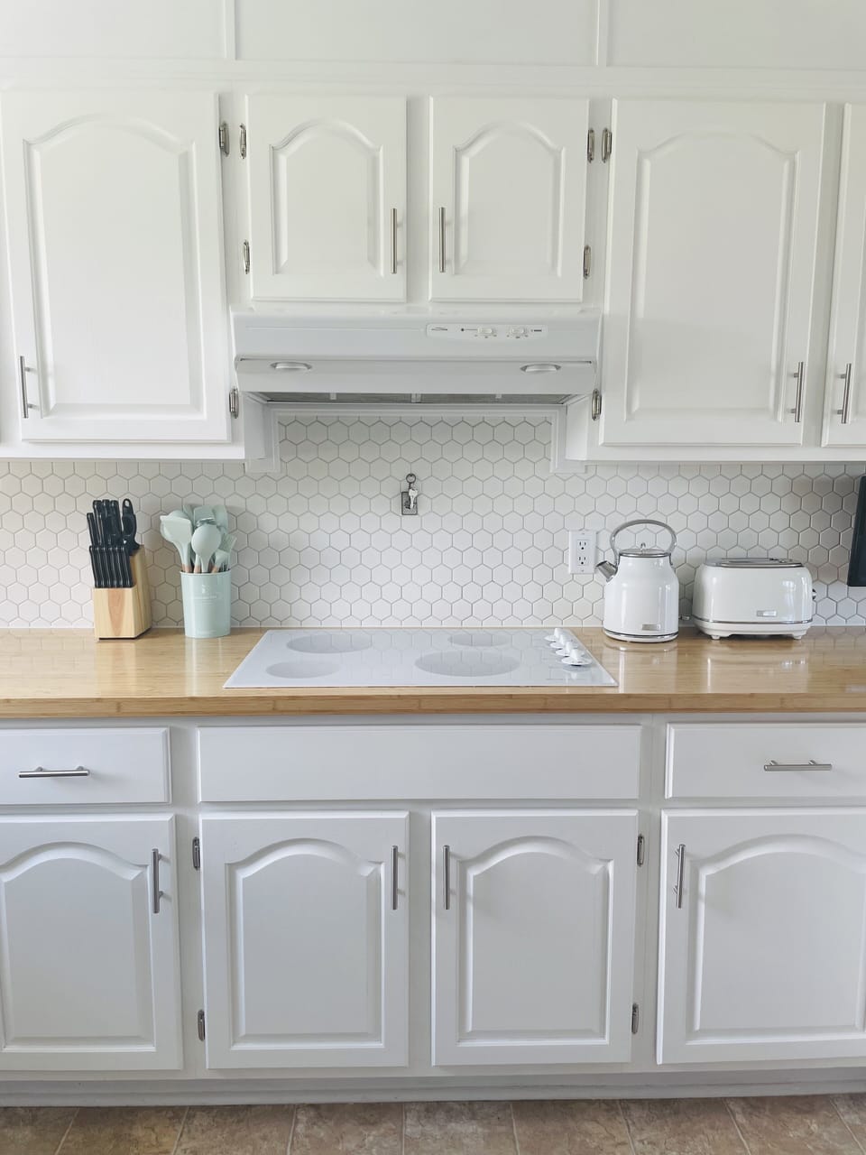 Excess kitchen cupboards w/ Haden toaster and kettle