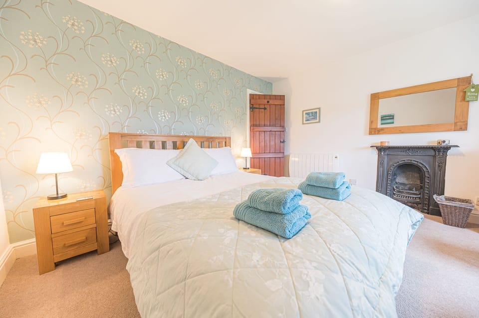 Coniston view cottage coniston bedroom 1 with queen size bed and fireplace