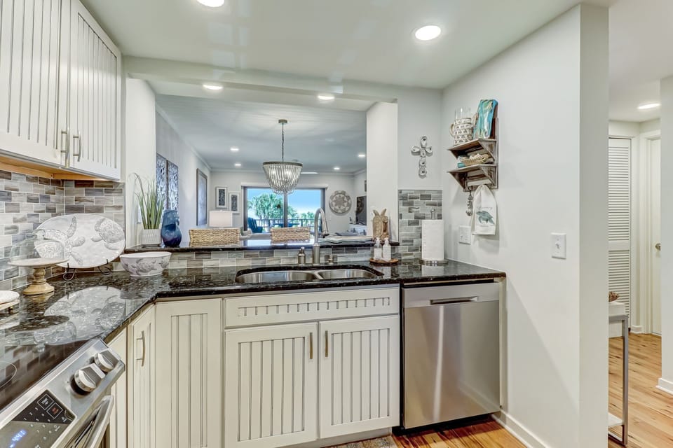 Fully Equipped Chef's Kitchen with Granite Countertops and Stainless Steel Appliances