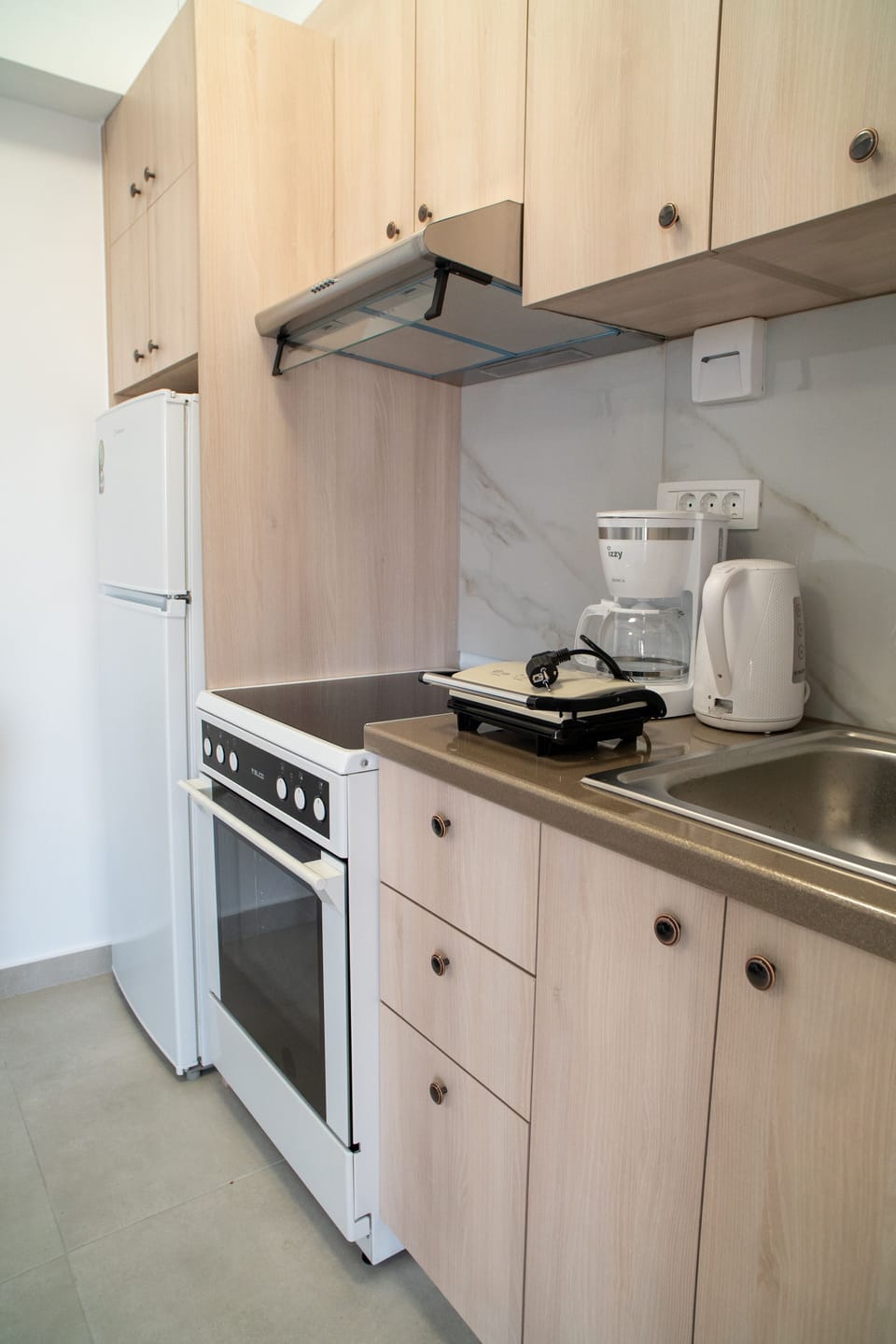 Full-size fridge, oven, electric kettle, toaster