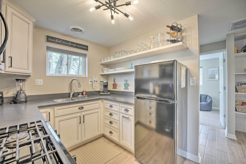Kitchen | Dishware & Flatware Provided