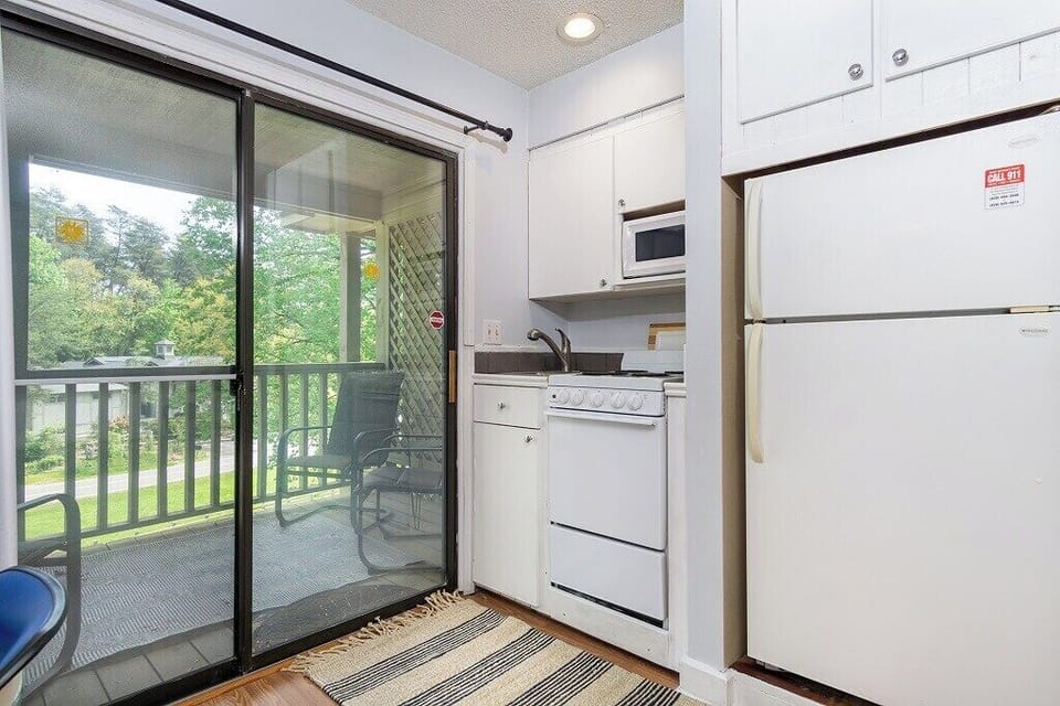 A nice kitchenette great for snacks and meals.