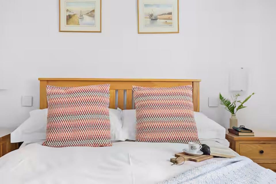 3 bedrooms, iron/ironing board, WiFi (free), bed sheets