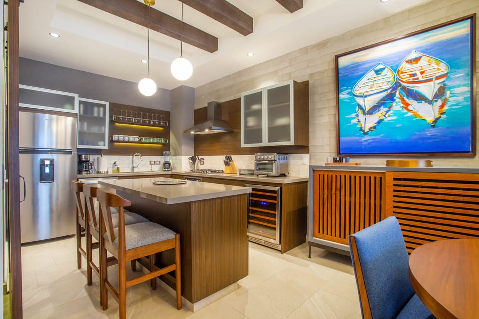 Fully Equipped Kitchen with 3 Barstools