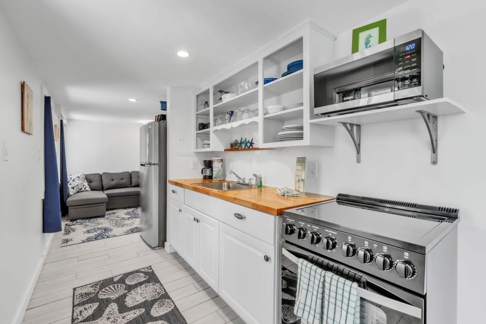 Studio | Private kitchen | Fridge, coffee/tea maker, toaster, dining tables