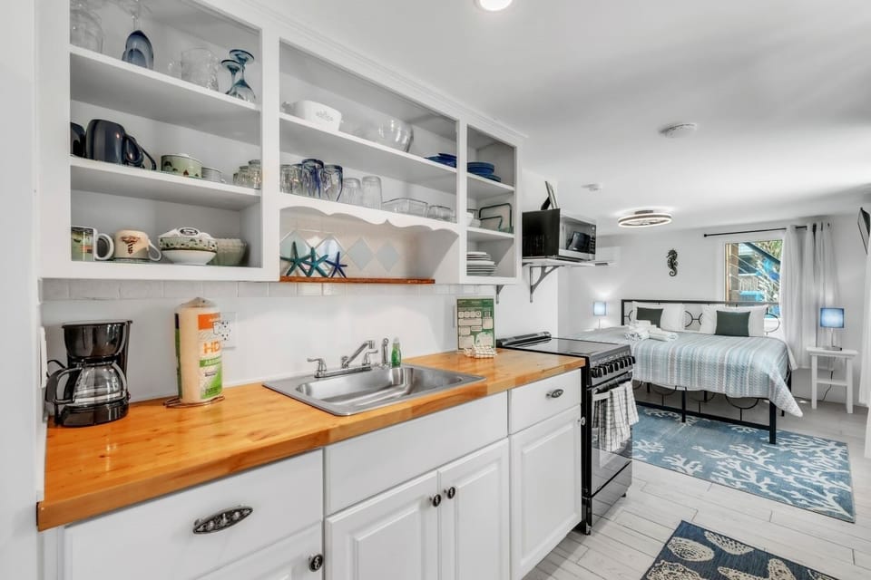 Studio | Private kitchen | Fridge, coffee/tea maker, toaster, dining tables