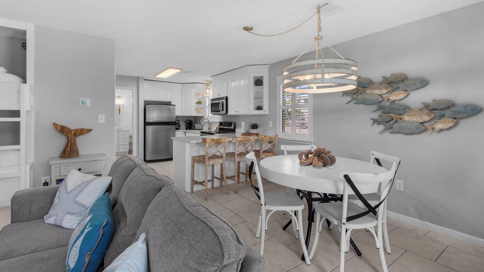 Beachwood Villas 4G - Dining into Kitchen area