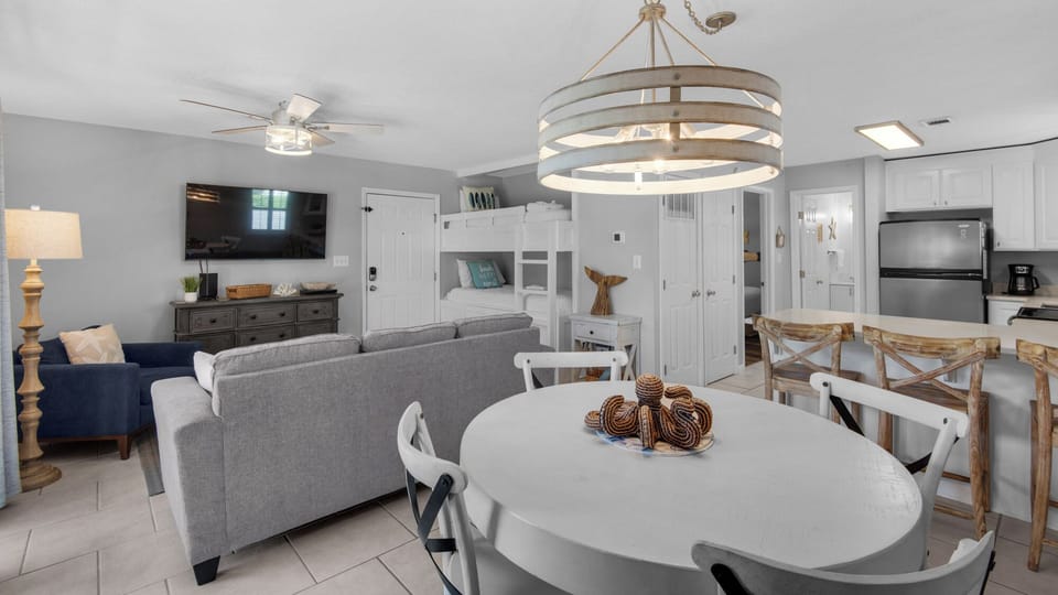 Beachwood Villas 4G - Dining into Living area