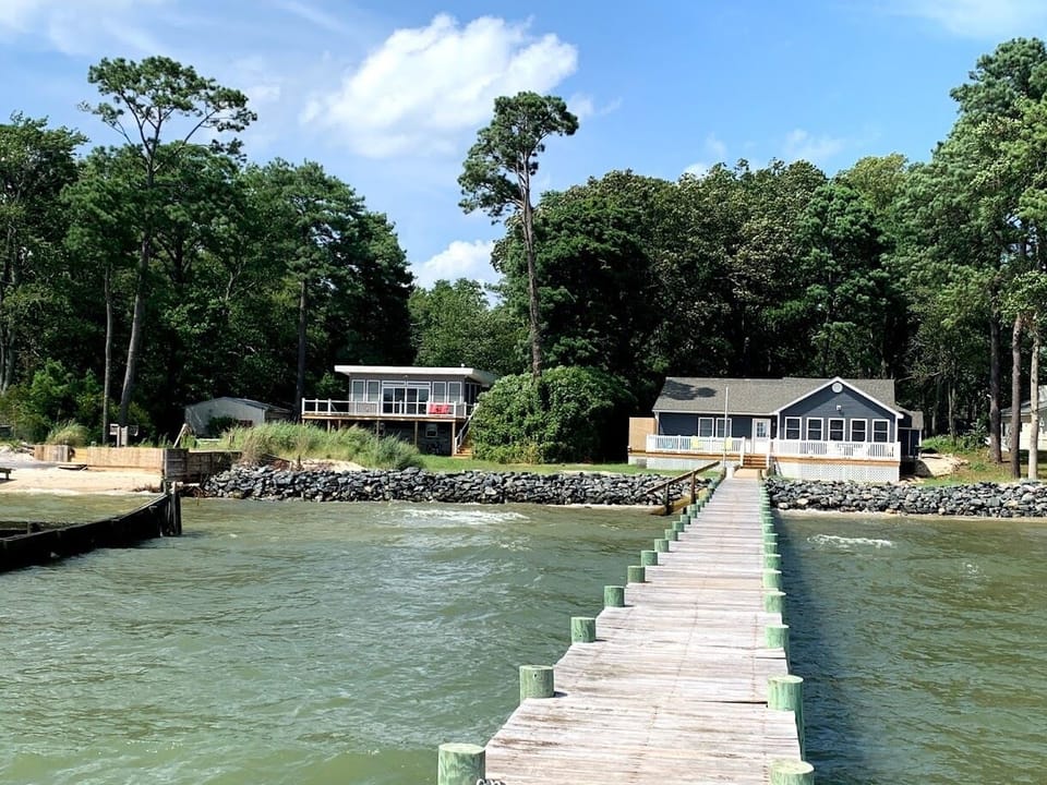 Long pier with a pergola - great for watching sunsets/sunrises and for fishing! 