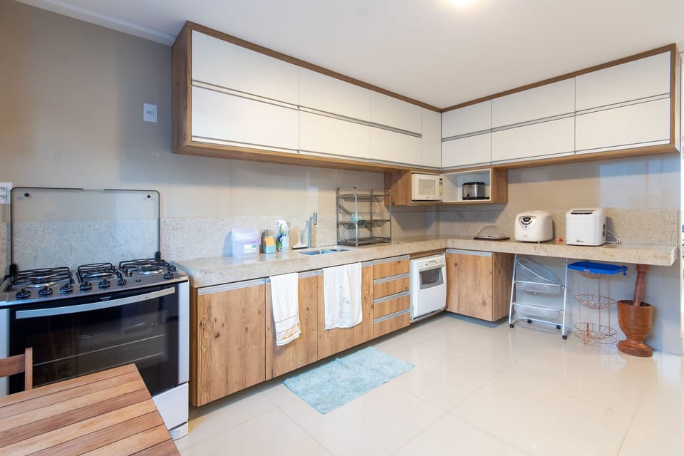 Fridge, cookware/dishes/utensils