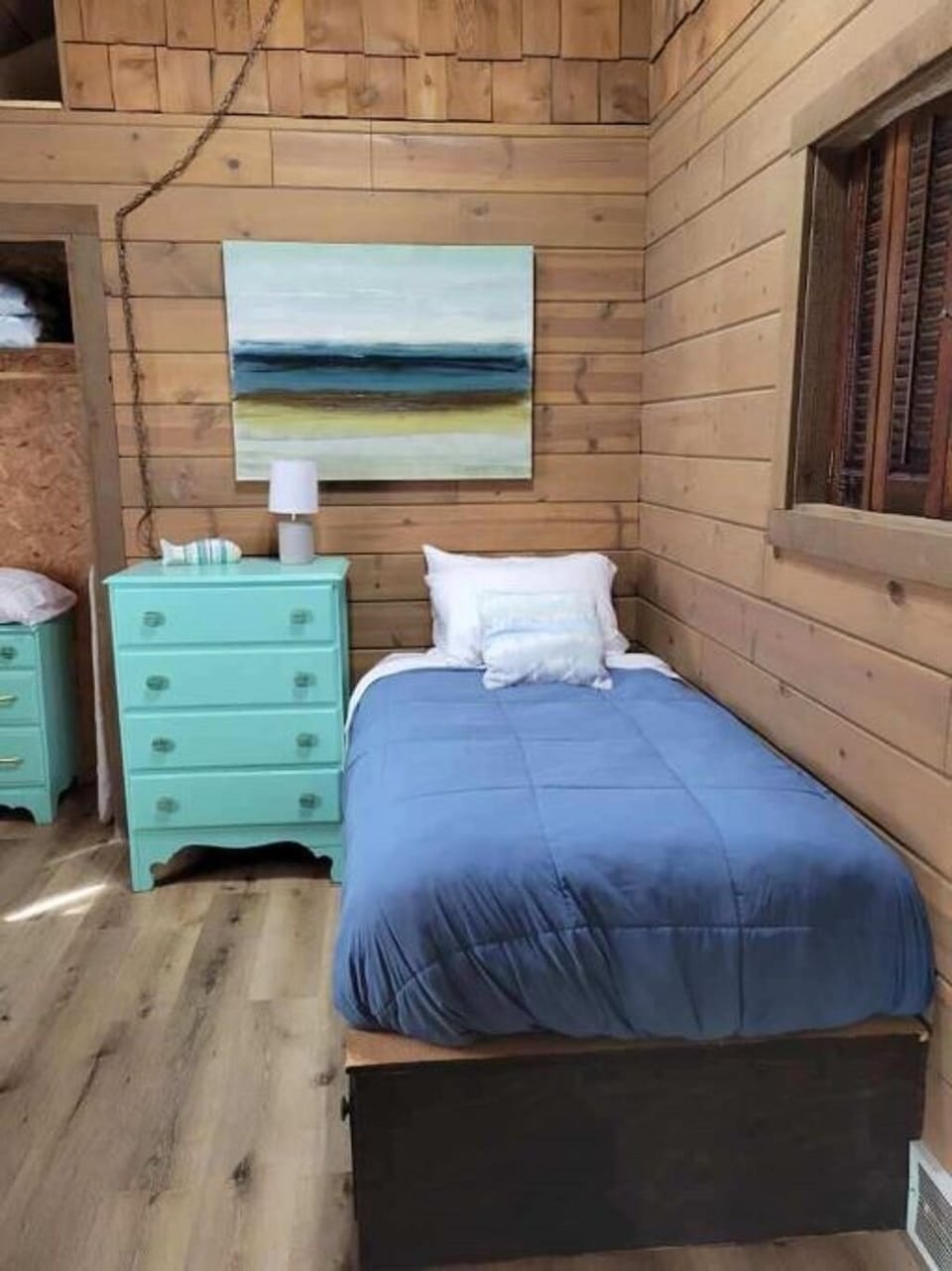 Bedroom 2: two twin beds