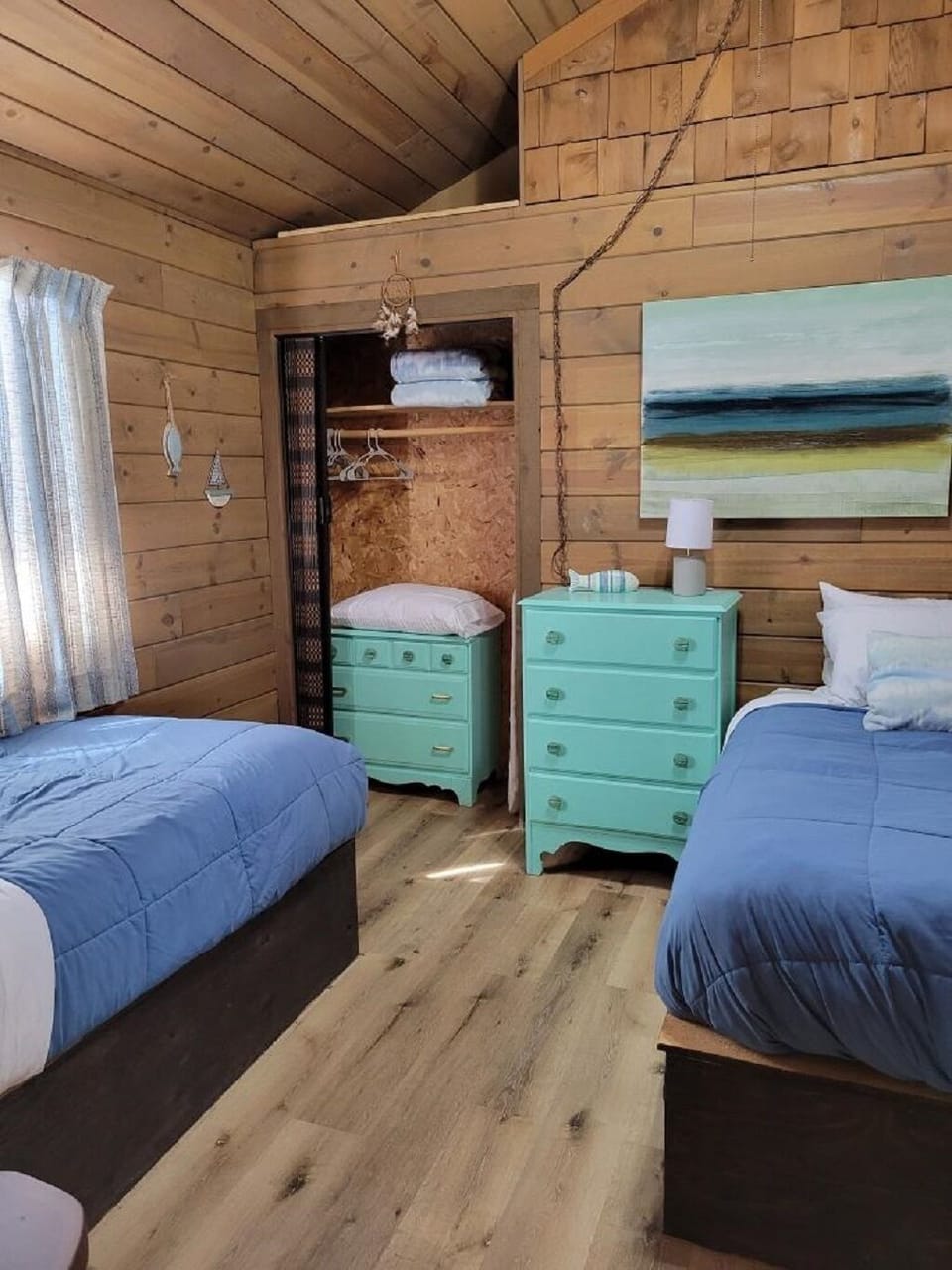 Bedroom 2: two twin beds
