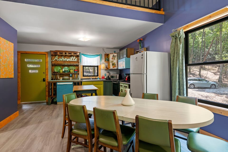 Basic Chalet | Dining room