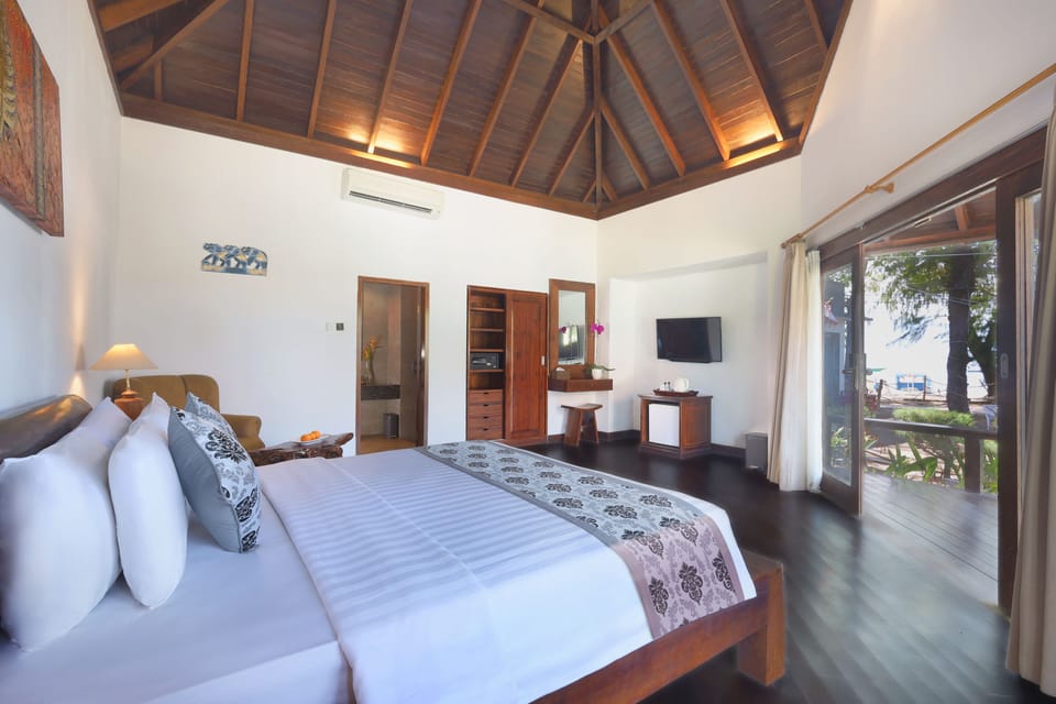 Deluxe Double Room | 1 bedroom, minibar, in-room safe, blackout drapes