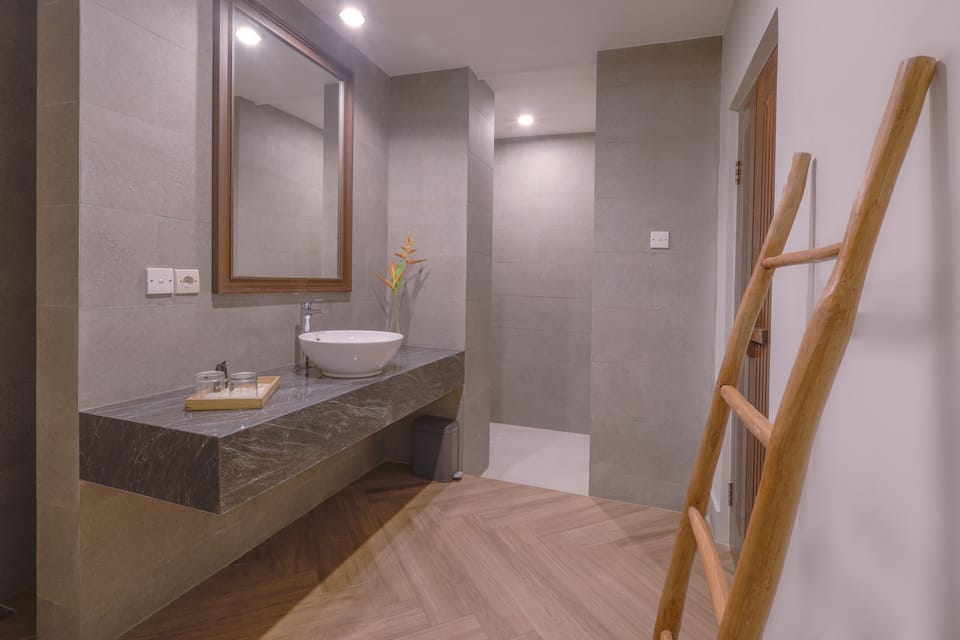 Deluxe Double Room | Bathroom | Shower, free toiletries, towels