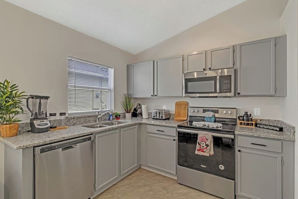 Kitchen Photo 2