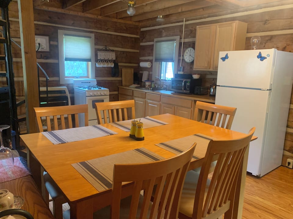 Dining for five. Full kitchen fully stocked with pots, pans, utensils, spices...