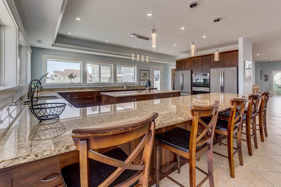 Mid-Level Kitchen with Bar (seats 5)
