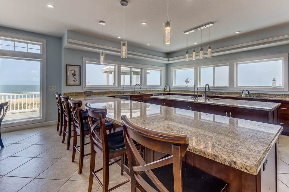 Mid-Level Kitchen with Bar (seats 5)