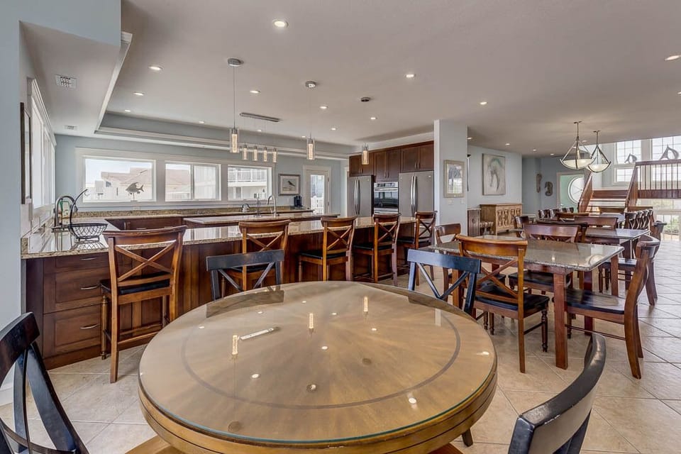 Mid-Level Dining Room with Seating (seats 22)