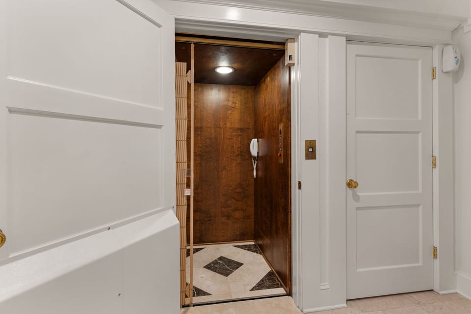 Sea-Esta Elevator Access for baggage
