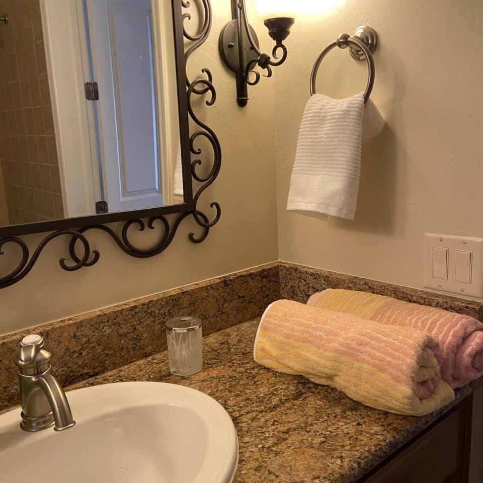 Full bath with tub/shower, ensuite with bedroom and walk-in closet