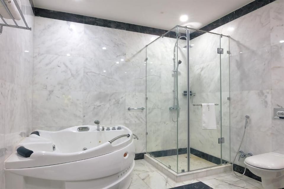 Royal Suite | Bathroom | Slippers, towels, soap, shampoo