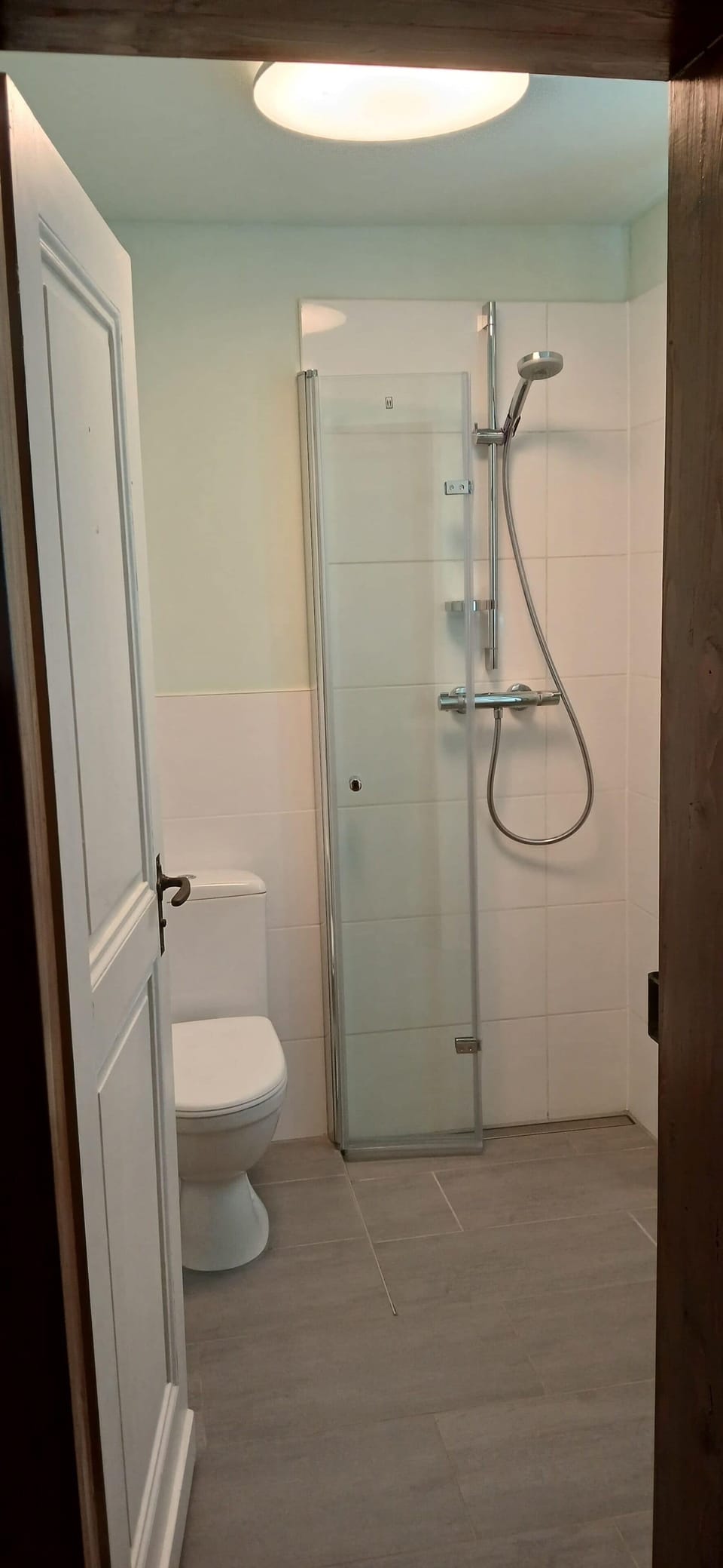 Basic Double Room | Bathroom | Shower, towels