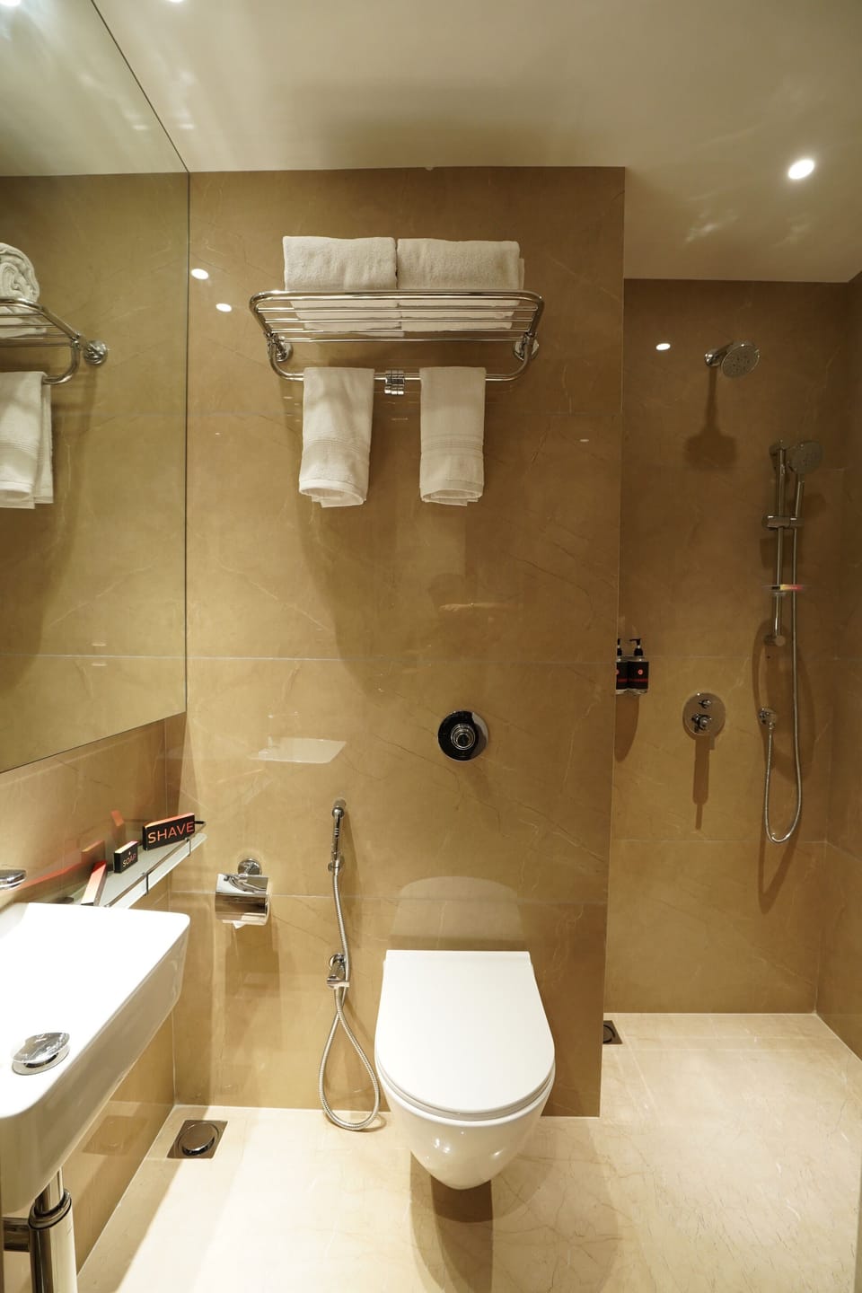 Luxe Queen Room | Bathroom | Shower, rainfall showerhead, free toiletries, hair dryer